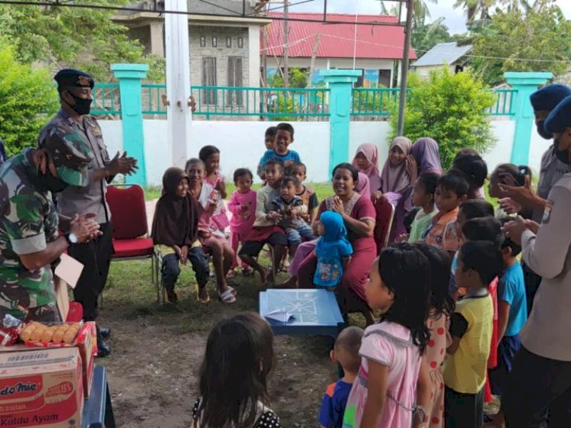 Brimob Polda Sulsel bersama TNI ikut memulihkan trauma anak-anak korban gempa Selayar.