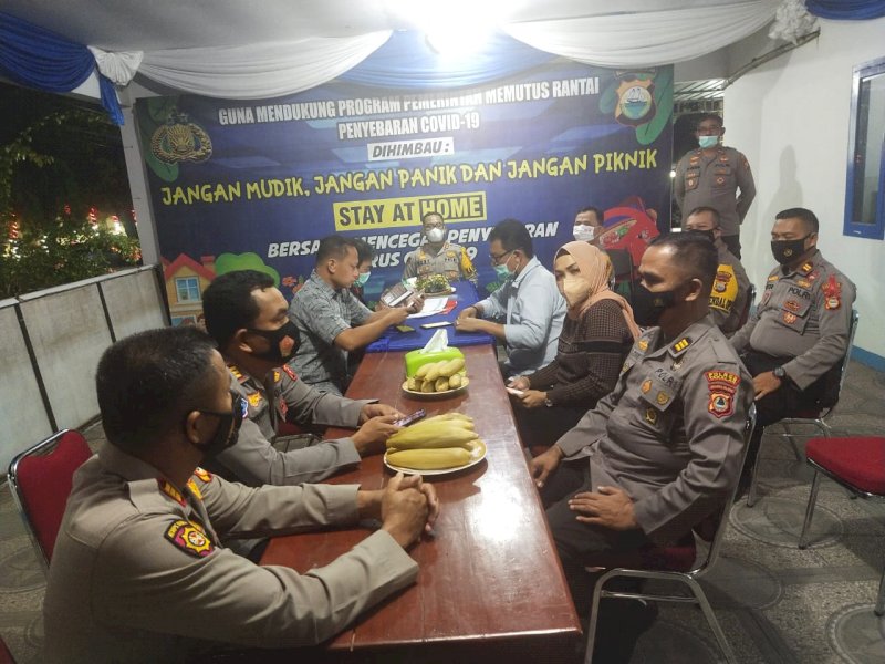 Kapolres Takalar AKBP Beny Murjayanto memantau pos pengamanan terpadu Natal dan Tahun Baru 2022, Jumat malam