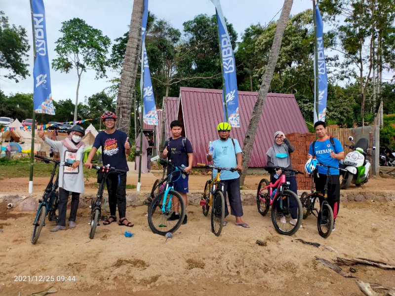 Rombongan KPPN Watampone gowes ke Pantai Togeo, Sabtu (25/12/2021)