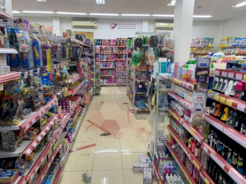 Minimarket tempat korban dianiaya oleh pelanggan.