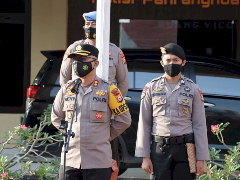 Kapolres Takalar AKBP Beny Murjayanto memimpin apel pagi di Mapolres Takalar, Senin (27/12/2021).