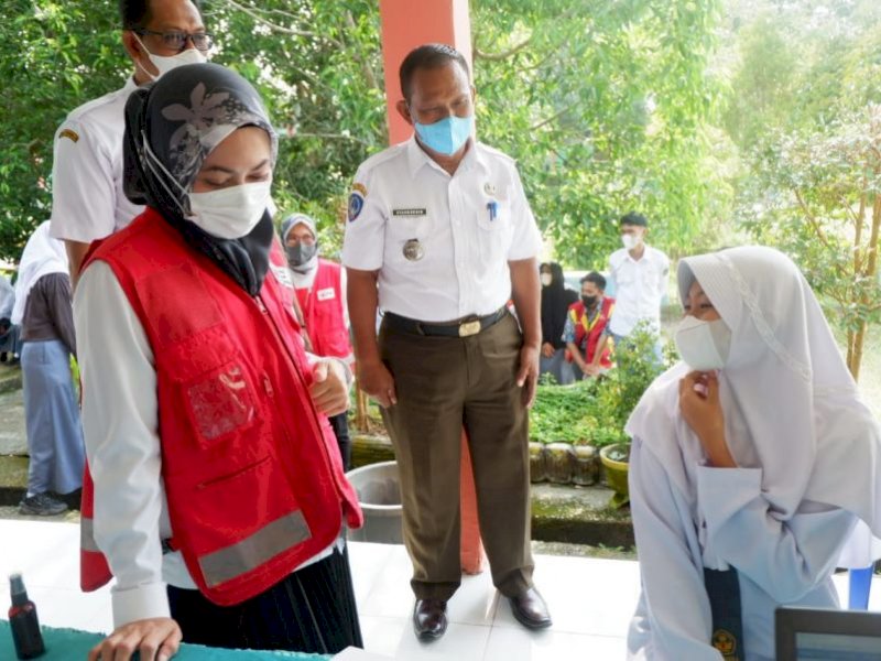Bupati Lutra Indah Putri Indriani memantau vaksinasi pelajar.
