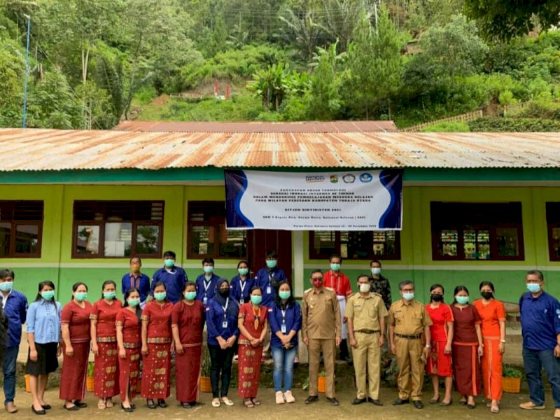 Penyerahan bantuan internet gratis dari UKI Paulus bagi dua SDN di Torut.