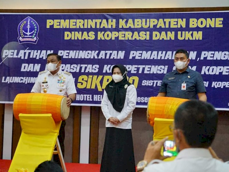 Bupati Bone Andi Fahsar M Padjalangi bersama Kepala Dinas Koperasi dan UMKM Sulawesi Selatan Abdul Malik melaunching Aplikasi Sistem Informasi Koperasi Bone (Si Kribo) di Hotel Helios Watampone, Rabu (29/12/2021). 