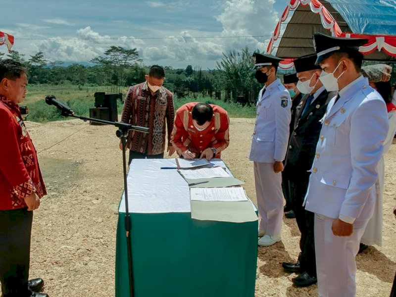 Bupati Toraja Utara Yohanis Bassang melantik dan mengambil sumpah 555 pejabat struktural eselon IV, Kamis 30 Desember 2021