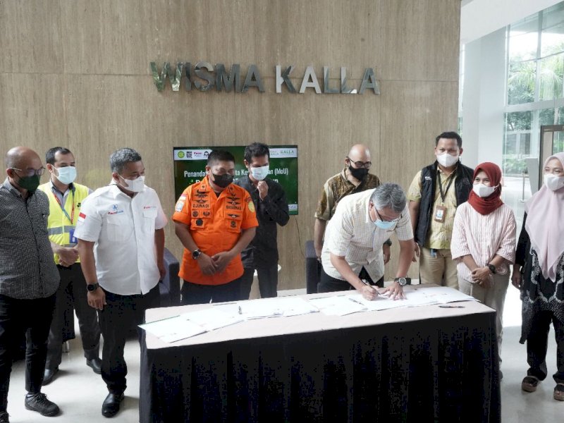 KALLA bersama empat lembaga meneken nota kesepahaman guna menjalankan corporate social responsibility (CSR) di Wisma Kalla, Kamis (30/12/2021).