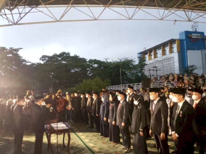 Wali Kota Makassar Moh Ramdhan Pomanto melantik 21 pejabat di Atrium Lapangan Karebosi.