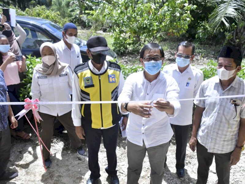 Wabup Lutra Suaib Mansur meresmikan sarana air minum perdesaan Pamsimas. (Ist)