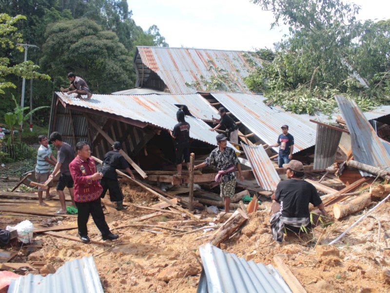 Bupati Torut Yohanis Bassang meninjau rumah warga yang ditimpa tanah longsor. (Foto: Ist)