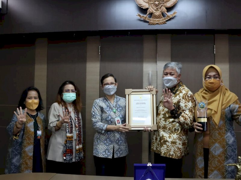 Bupati Pinrang Irwan Hamid menerima penghargaan dari Kemenkes. (Foto: Ist)