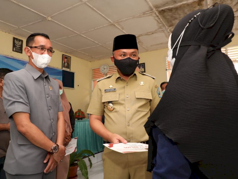 Bupati Bantaeng Ilham Azikin berikan bantuan modal usaha untuk pelaku UMKM. (Foto: Ist)