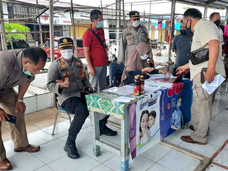 Kapolres Takalar pantau vaksinasi. (Foto: Ist)