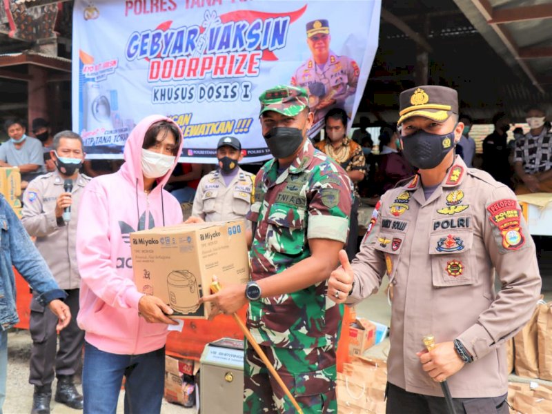 Penyerahan hadiah dalam gebyar vaksinasi diselenggarakan di Masanda, Tator. (Foto: Ist)