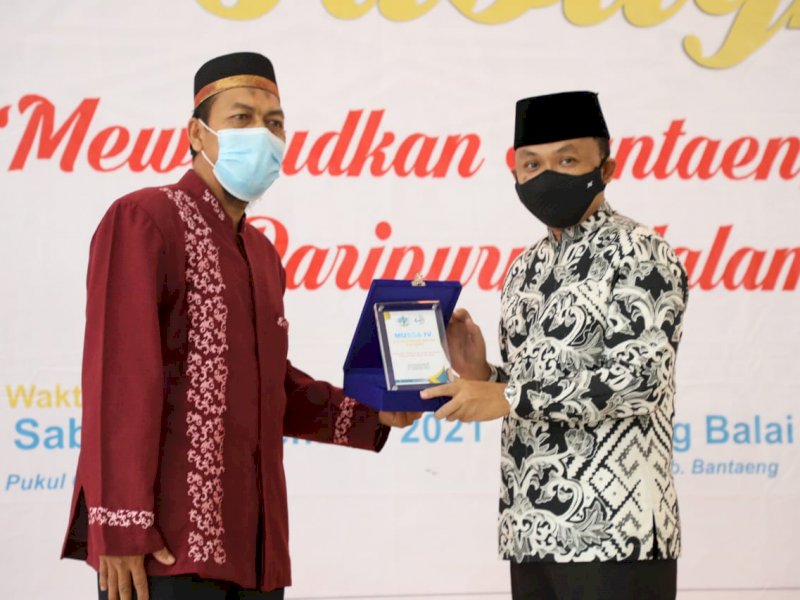 Ketua Wahdah Islamiyah Sulsel, Masdi Udu memberikan cindera mata kepada Bupati Bantaeng. (Foto: Ist)