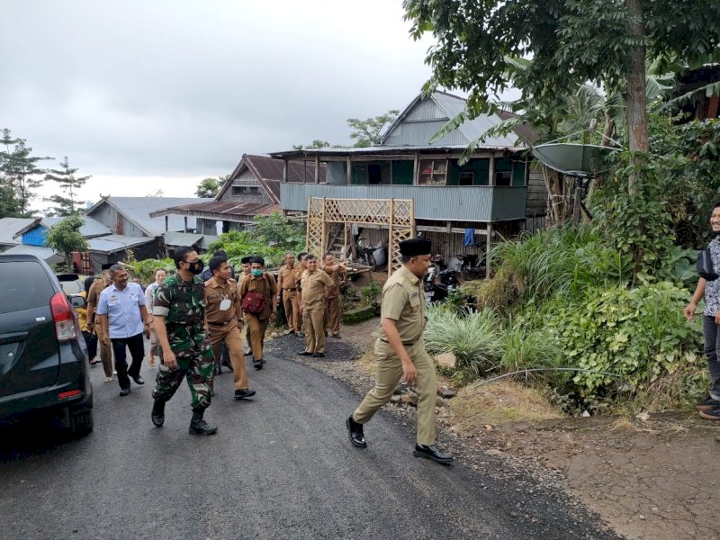 Bupati Bantaeng Ilham Azikin meninjau perbaikan jalan. (Foto: Ist)