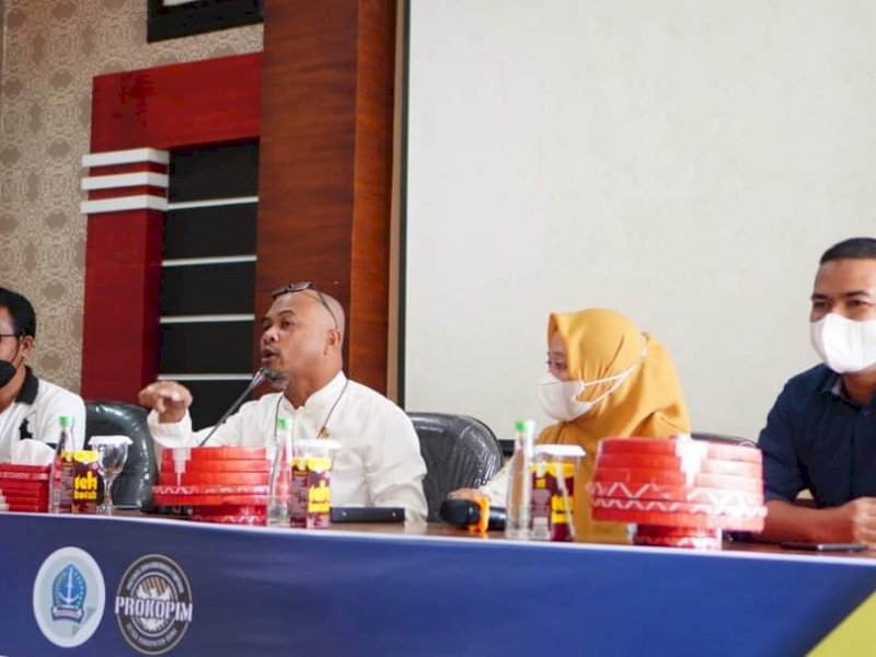 Kabag Protokol dan Komunikasi Pimpinan Setda Bone Barham memberikan keterangan terkait koordinasi antar OPD. (Foto: Ist)