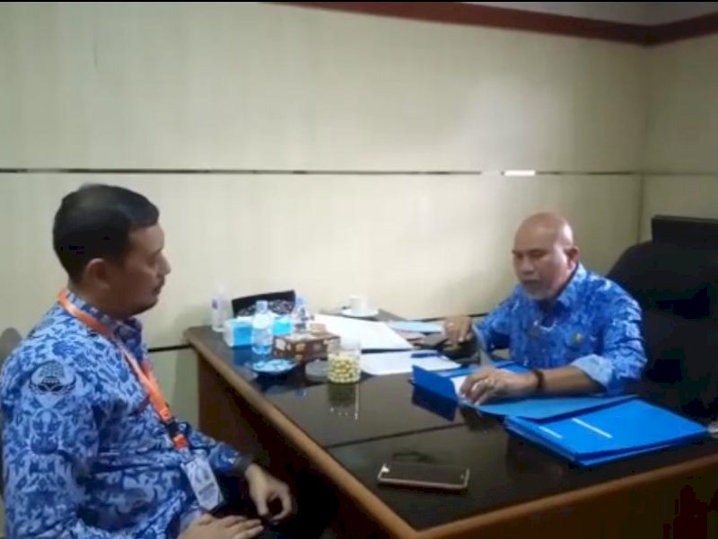 Kepala BKPSDM Kota Makassar, Andi Siswanta Attas (kanan) memeriksa berkas peserta lelang jabatan. (Foto: Ist)