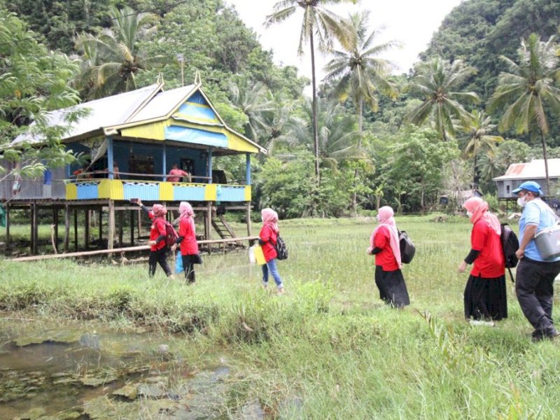 Tim vaksinator Binda Sulsel sasar Dusun Rammang-rammang di Maros. (Foto: Ist)
