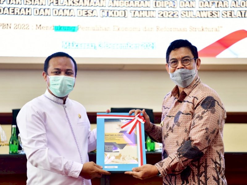 Plt Gubernur Sulsel Andi Sudirman Sulaiman menyerahkan DIPA Bulukumba yang diterima Wabup Edy Manaf. (Foto: Ist)