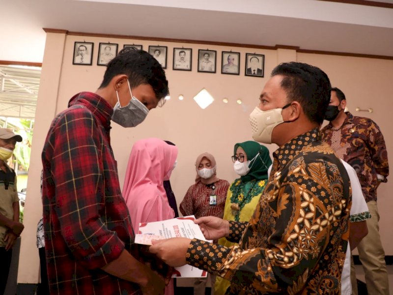 Bupati Bantaeng Ilham Azikin menyerahkan bantuan modal berbasis dusun dan RW. (Foto: Ist)