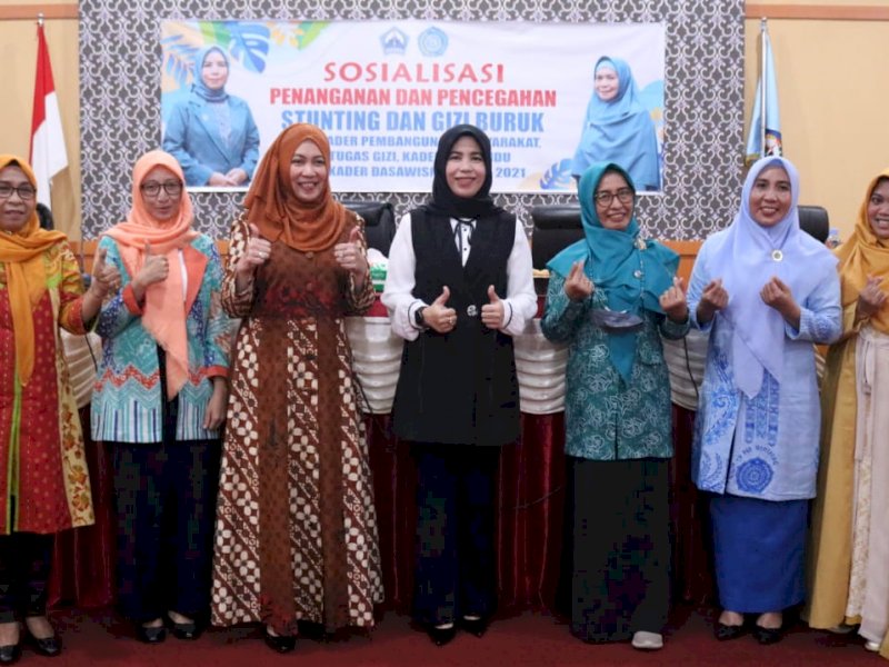 Ketua TP PKK Bantaeng bersama pengurus melakukan sosialisasi pencegahan gizi buruk. (Foto: Ist)