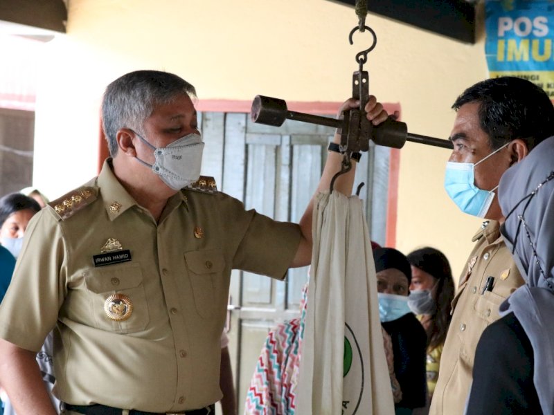 Bupati Pinrang Irwan Hamid memantau vaksinasi di sejumlah tempat. (Foto: Ist)