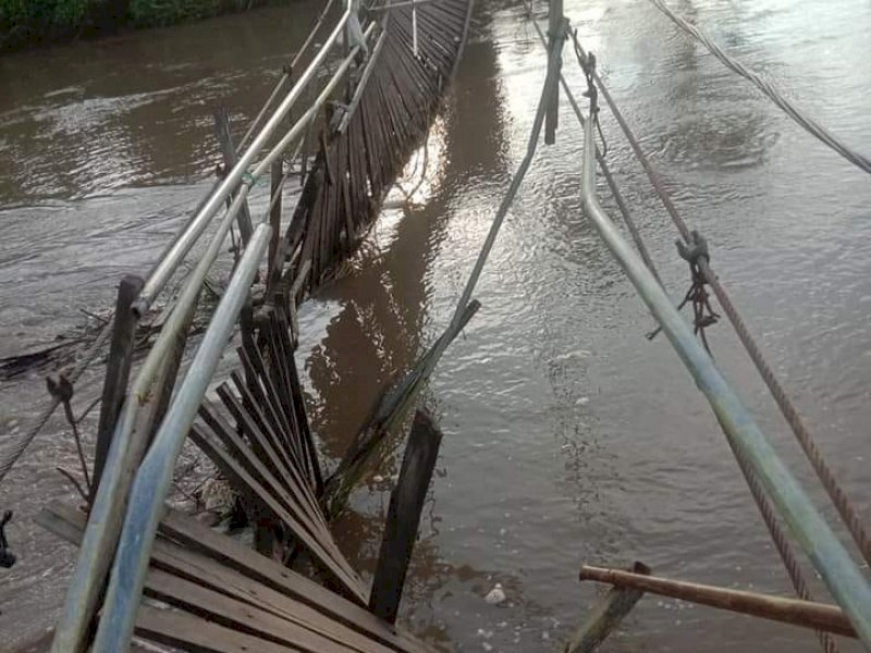 Jembatan gantung di Desa Tadangpalie diterjang banjir. (Foto: Ist)