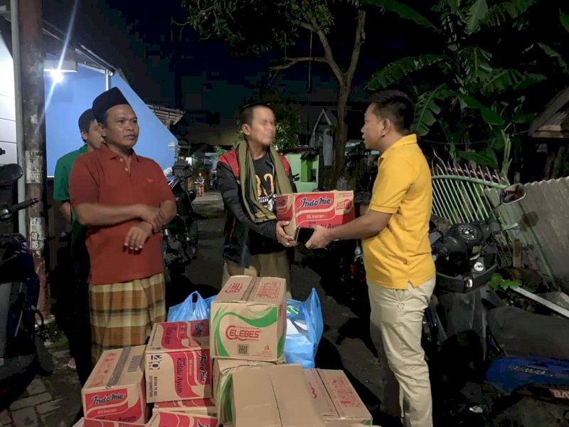 Pengurus Partai Golkar Makassar berikan bantuan pada warga korban banjir di sejumlah titik. (Foto: Ist)