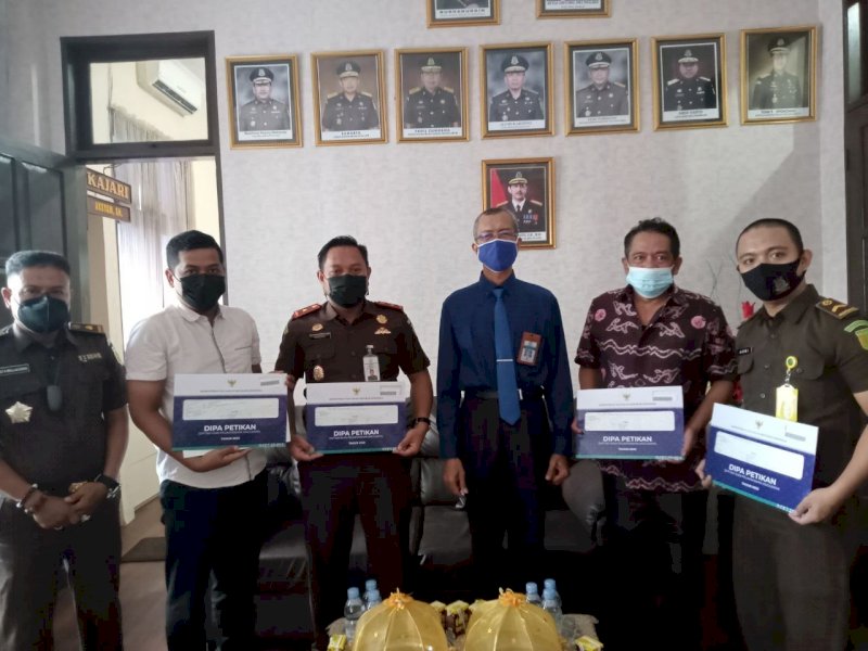 Kepala KPPN Watampone, Rintok Juhirman menyerahkan DIPA ke Kejari Bone. (Foto: Ist)