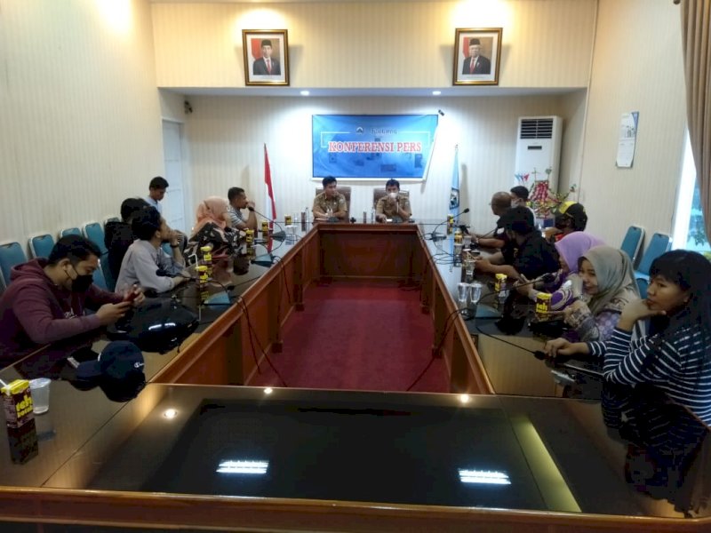 Kadis PU Bantaeng Syafaruddin Magau memberikan keterangan pers terkait penanggulan banjir di Pasar Sentral. (Foto: Syamsuddin)
