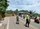 Tanah Longsor, Personil Polres Tator Bersama TNI Urai Kemacetan di Jalan Ampera 
