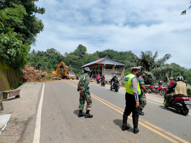 Personil satlantas Polres Tator bersama TNI mengurai kemacetan lalin akibat longsor di Jl Ampera. (Foto: Ist)
