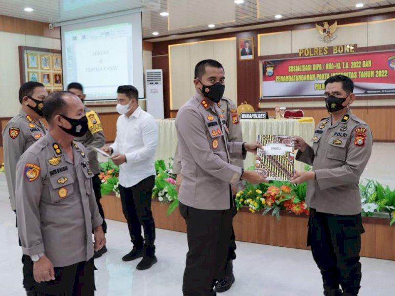 Kapolres Bone menyerahkan DIPA kepada jajaran Polres Bone. (Foto: Ist)