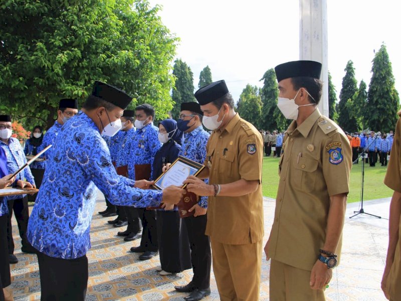Bupati Bulukumba Muchtar Ali Yusuf memberikan penghargaan pada ASN yang berprestasi. (IST)