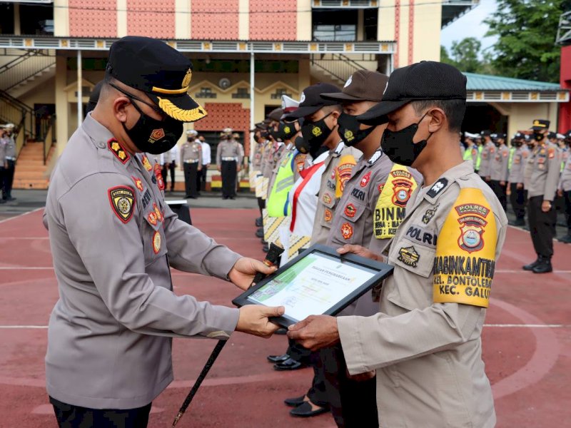 Kapolres Takalar AKBP Beny Murjayanto memberikan reward kepada anggota personel Polres Takalar. (Foto: Ist)