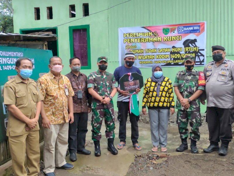  Dandim 1409/Gowa Letkol Inf Prasetyo Ari Wibowo foto bersama warga yang rumahnya habis dibedah. (Foto: Ist)