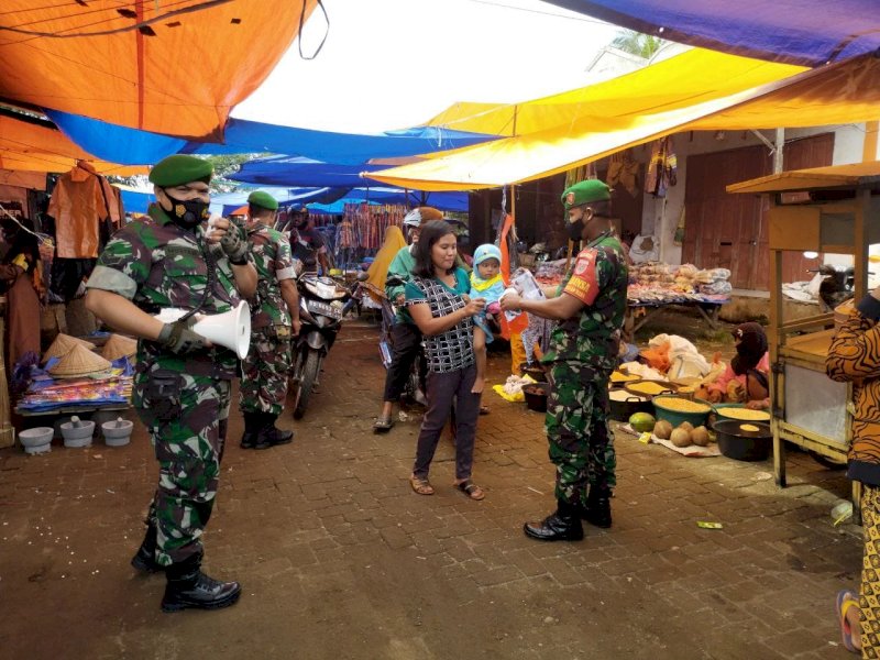 Personil Kodim 1426/Takalar membagikan masker di pasar. (Foto: Ist)