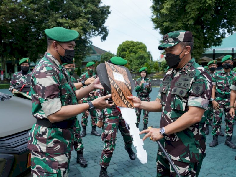 Pangdam XIV/Hasanuddin Mayjen TNI Mochamad Syafei Kasno menyerahkan kendaraan dinas. (Foto: Ist)