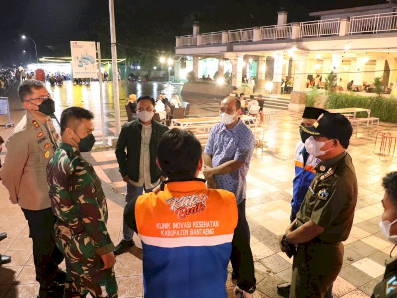 Bupati Bantaeng Ilham Azikin memantau malam pergantian tahun di Pantai Seruni. (Foto: Ist)