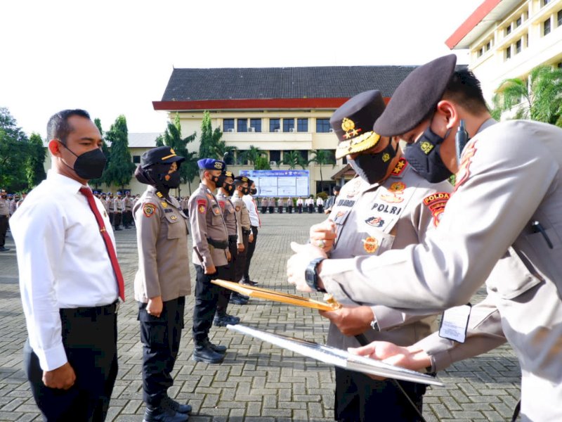 Kapolda Sulsel Irjen Pol Nana Sudjana memberi penghargaan kepada personel Polri.
