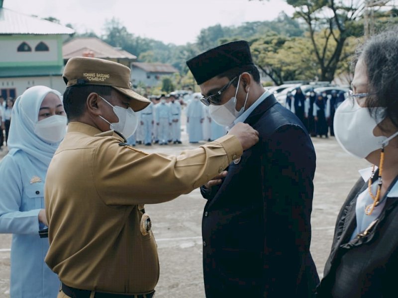 Bupati Yohanis Bassang a
menyematkan penghargaan Satyalencana Karya Satya kepada 19 pegawai Kemenag.