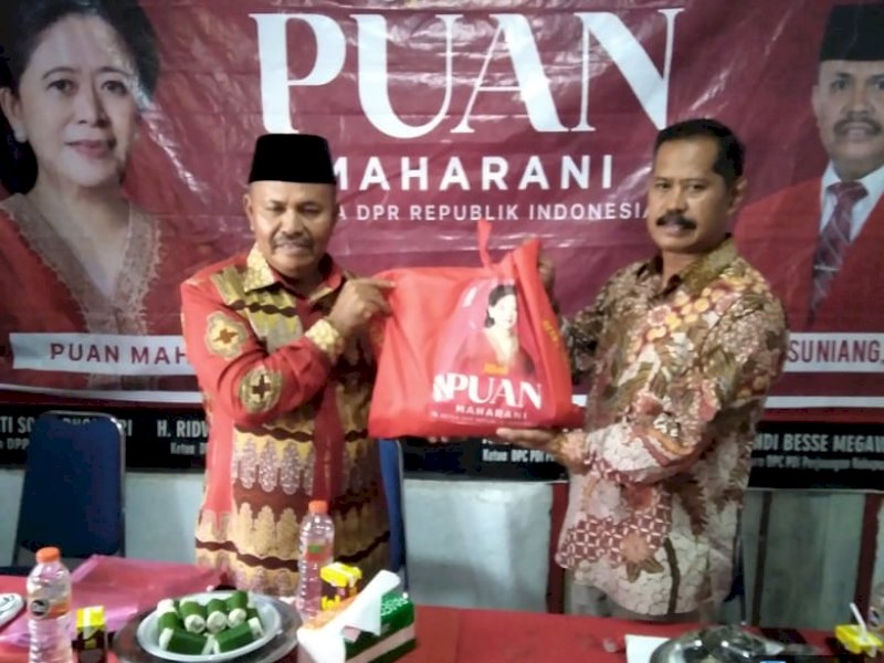 
Anggota DPR RI dari Fraksi PDI Perjuangan, Samsu Niang, menyerahkan secara simbolis bantuan beras dari Puan Maharani untuk rakyat kepada Ketua DPC PDI Perjuangan Soppeng, Andi Mapparema, Senin, 3 Januari 2022.