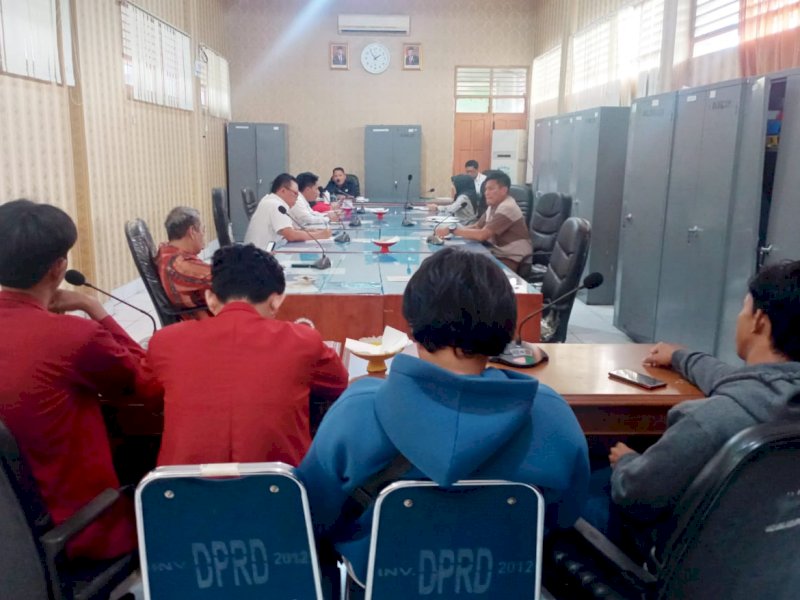 RDP Komisi B DPRD Bulukumba dengan IMM dan Disperindag membahas isu kenaikan LPG 3 Kg.