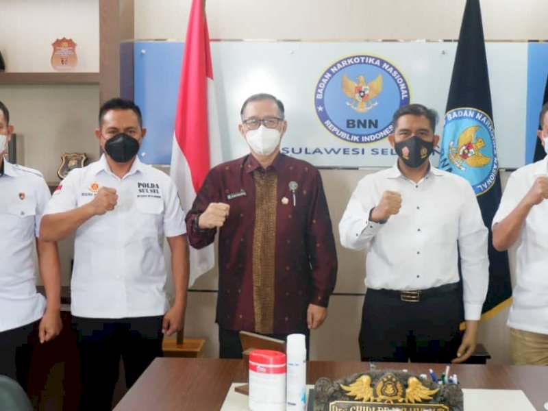 Kepala Badan Nasional Narkotika Provinsi (BNNP) Sulawesi Selatan Brigjen Pol Ghiri Prawijaya menerima kunjungan Dirresnarkoba Polda Sulsel Kombes Pol. Dodi Rahmawan, Rabu (5/1/2022)