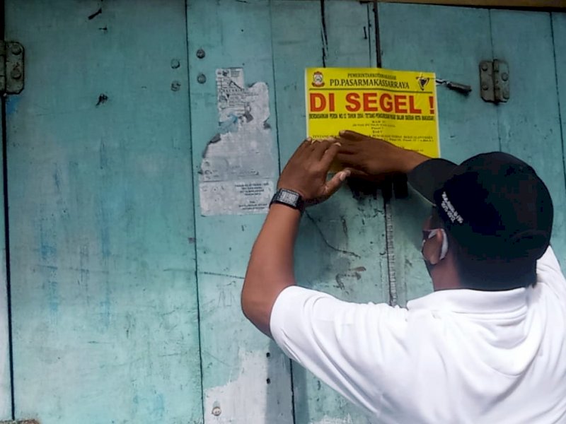 Petugas menyegel ratusan kios di Pasar Sambung Jawa Makassar.