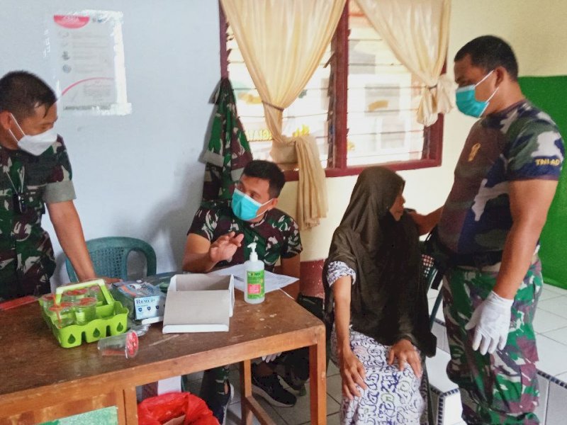 Warga Takalar yang fobia jarum suntik berusaha ditenangkan petugas.