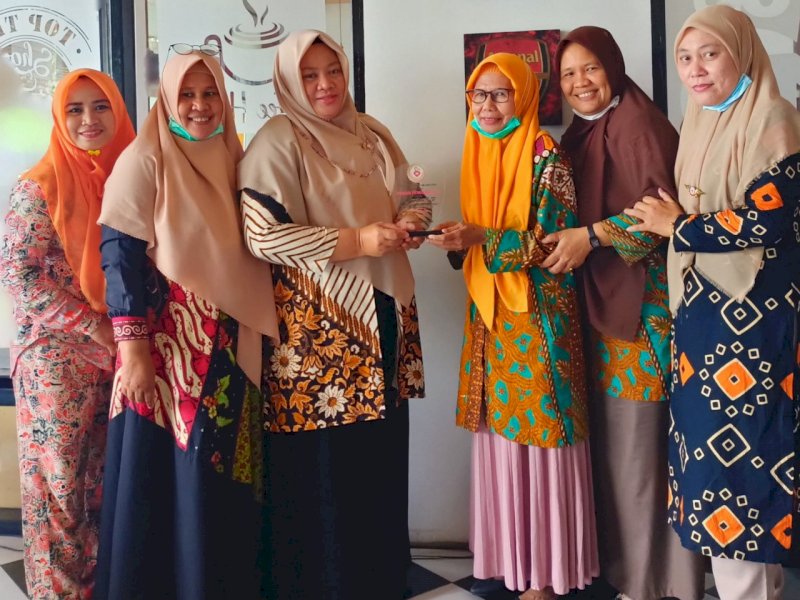 Ikatan Bidan Indonesia (IBI) Luwu Utara memberi apresiasi berupa piagam penghargaan kepada Bidan Hj Marhaeni.