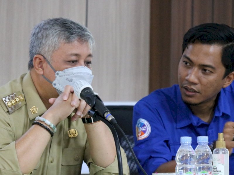 Bupati Pinrang Irwan Hamid bersama Kepala Cabang BPJS Ketenagakerjaan Pinrang Soni C Wirawan.