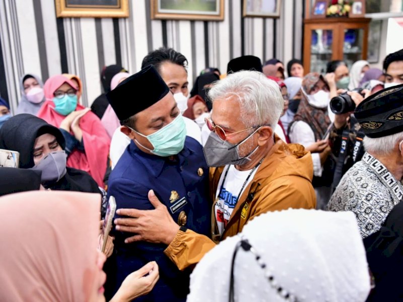 Plt Gubernur Sulsel Sudirman Sulaiman disambut tangis keluarga saat tiba di rumah duka.