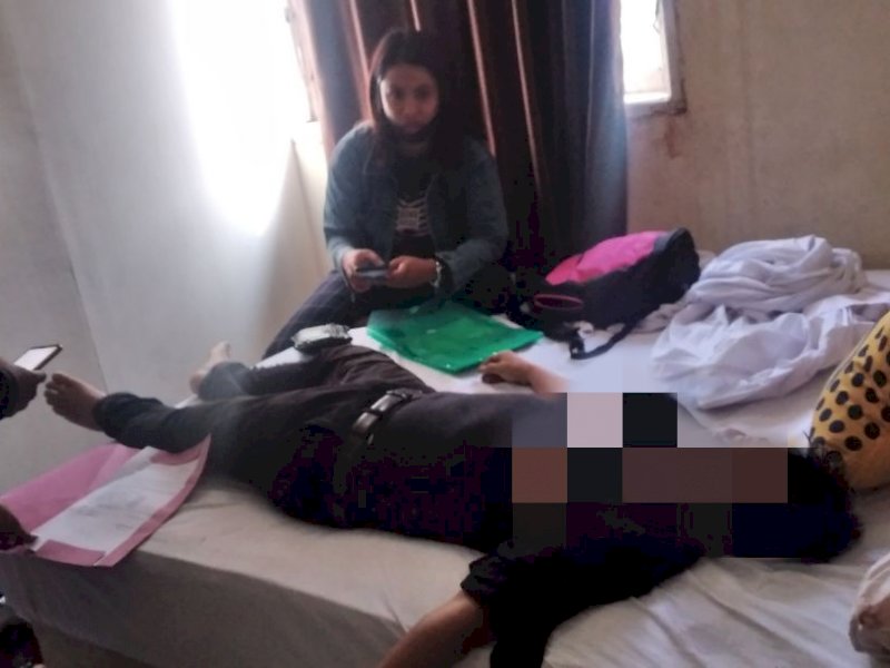 Korban saat dievakuasi ke kamar usai ditemukan tergeletak.
